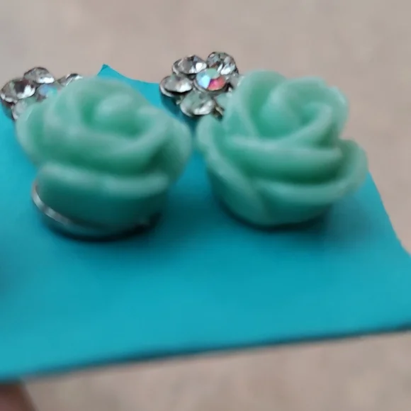 Mint color flower earrings - Picture 2 of 4